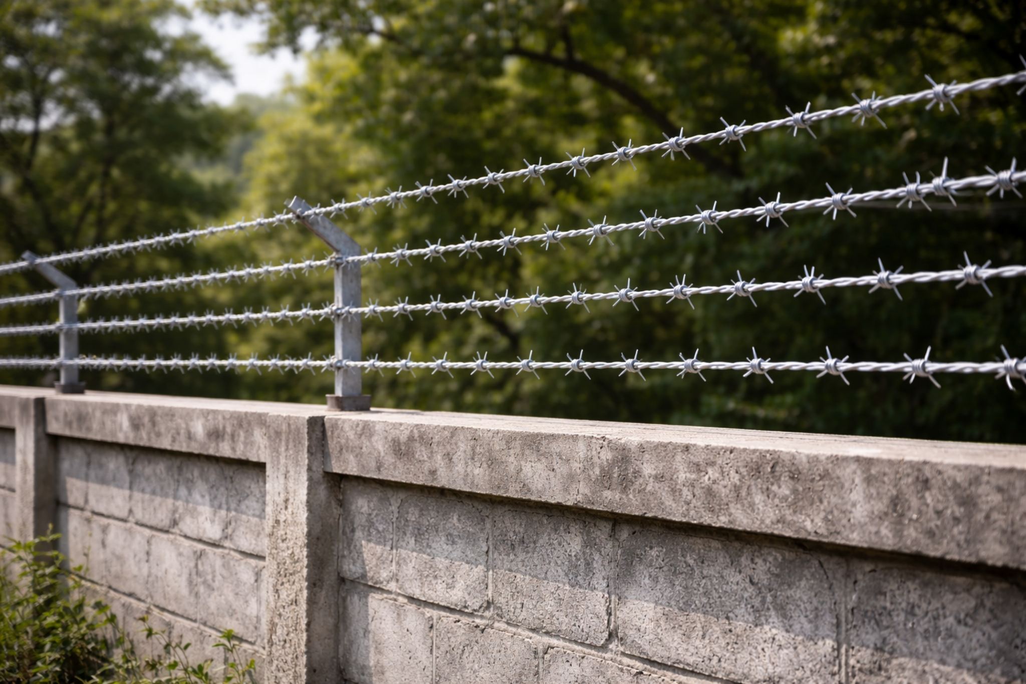 100 GSM galvanized barbed wire coil for agricultural and boundary fencing