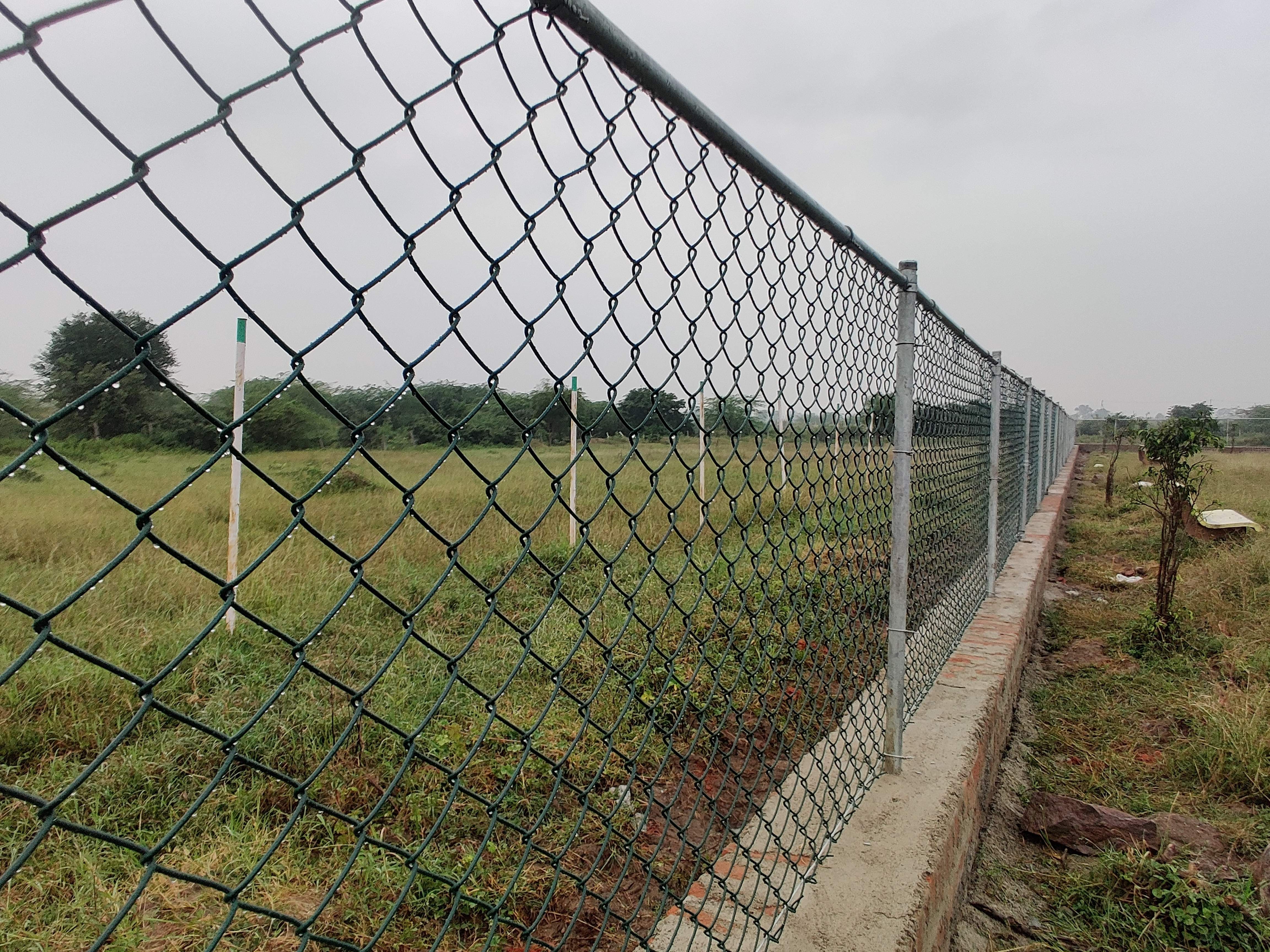 5 Feet Residential Fence with PVC-coated chain link mesh and circular steel tube posts protecting a residential property