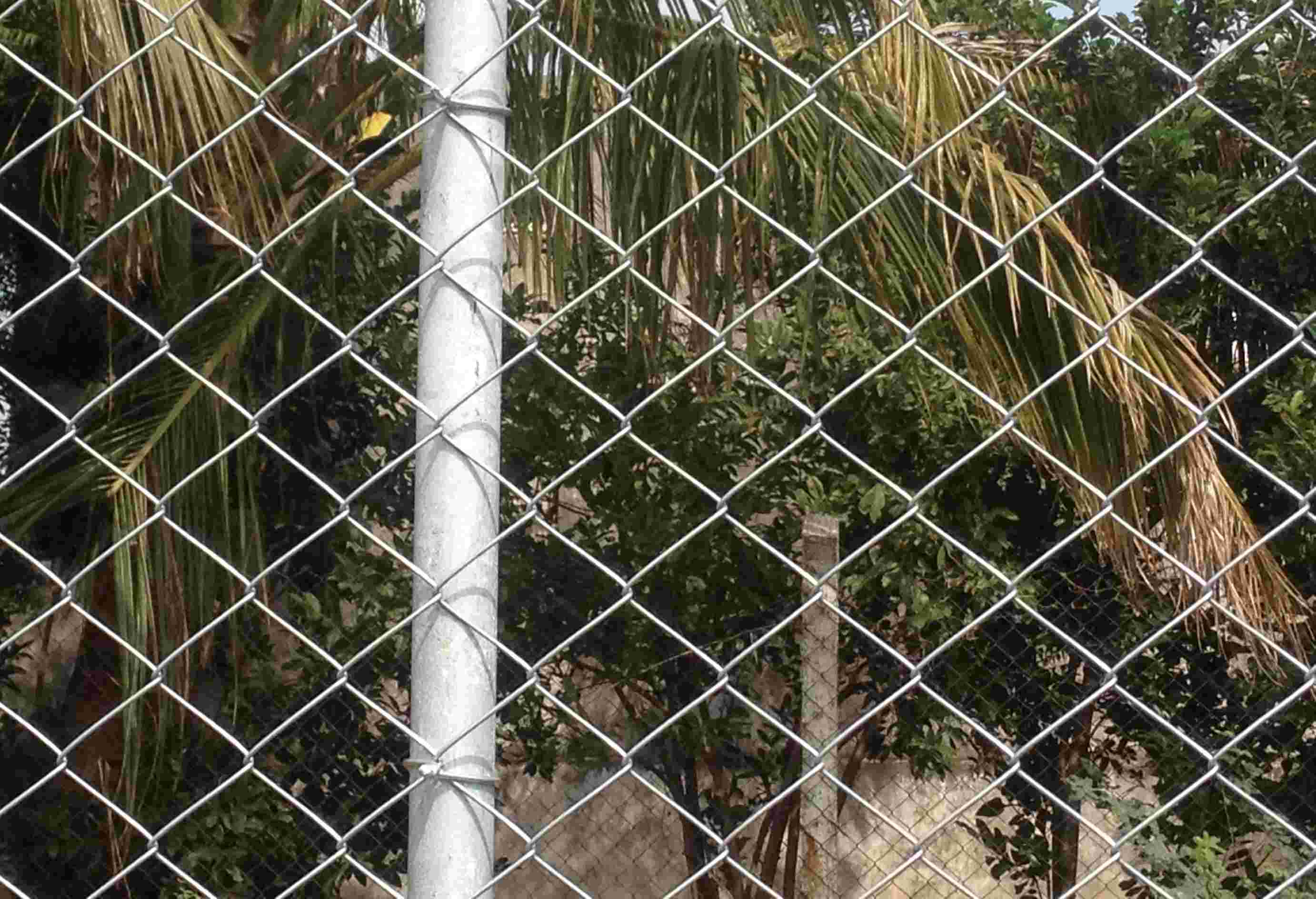 5 Feet 275 GSM Galvanized Chain Link Fence with Heavy-Duty Steel Posts for Residential, Commercial, and Industrial Boundary Fencing